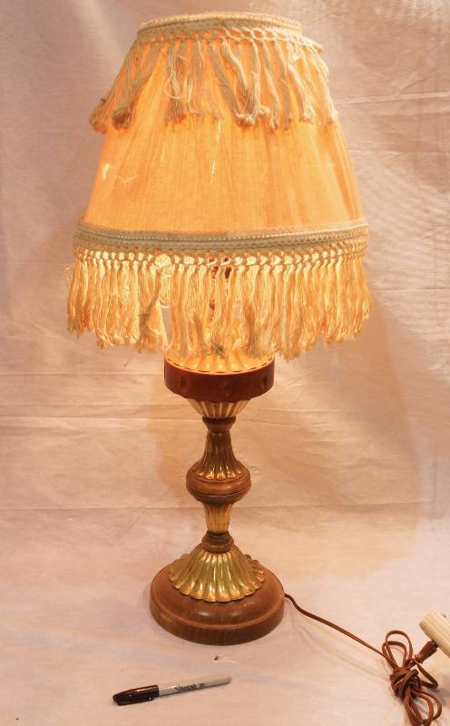 lot 5064 image: Small Side Table Lamp