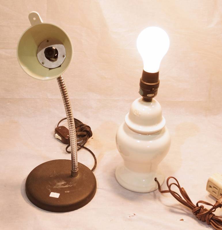 lot 5065 image: 2 Small Desk Table Lamps
