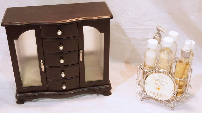 lot 5100 image: Expanding Jewelry Box and a Vanilla Creme Spa Day Set