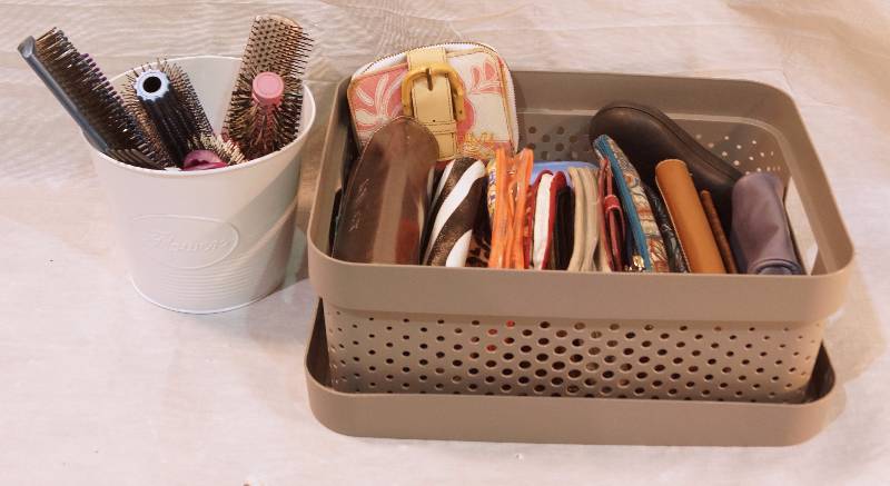 lot 5102 image: Lot of Ladies Wallets and Lot of Hair Brushes