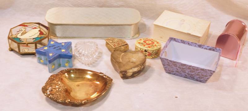 lot 5106 image: Small Assortment of Jewelry Boxes and Containers