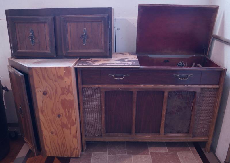 lot 5133 image: Vintage Console Stereo Record Player and 2 Wall Cabinets