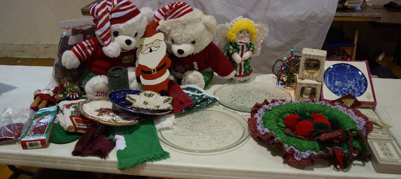 lot 5161 image: Lot of Seasonal Christmas Items