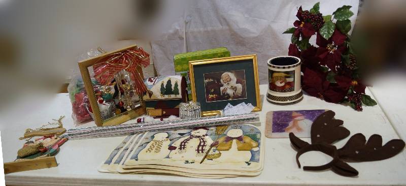 lot 5162 image: Nice Collection of Christmas Decor