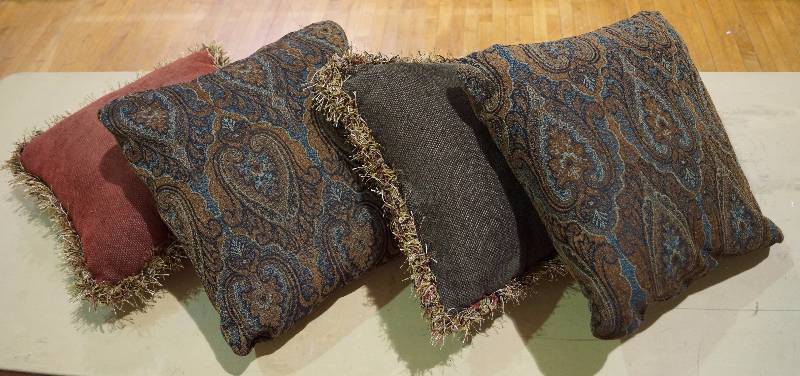 lot 5171 image: 4 Couch Pillows