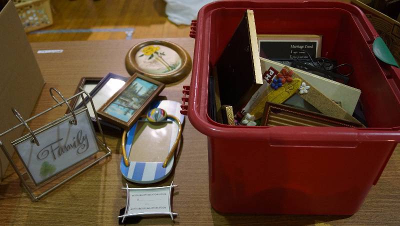 lot 5173 image: Tub of Misc Frames and Pictures