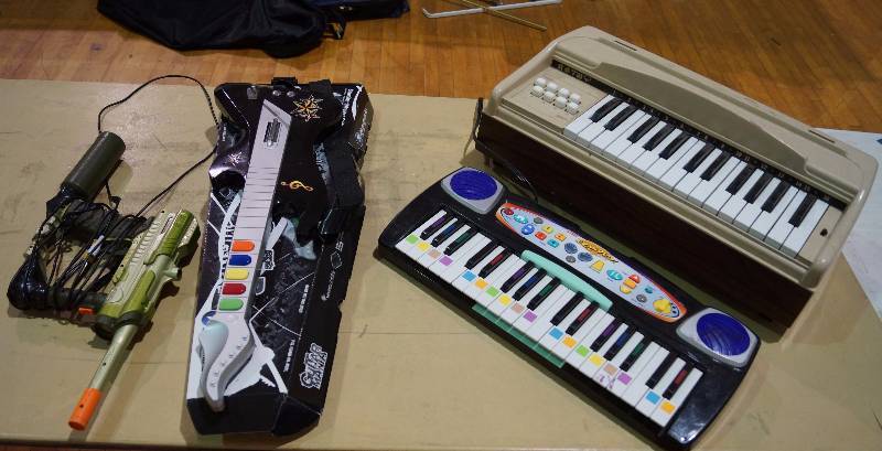lot 5175 image: 2 Keyboards - Guitar - Gun