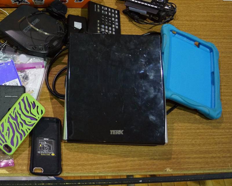 lot 5187 image: A Lot of Electronic Items