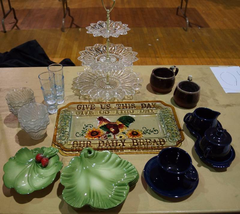 lot 5202 image: Brad Keller Items - Rooster and Other Glass Items