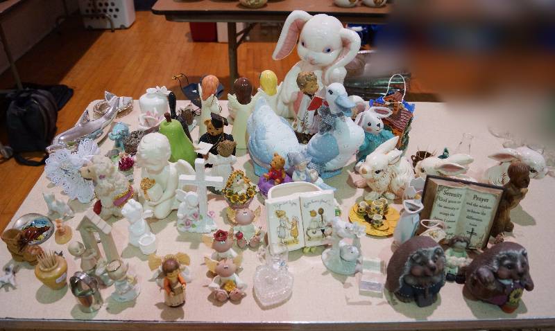 lot 5215 image: Big Knick Knack Collection
