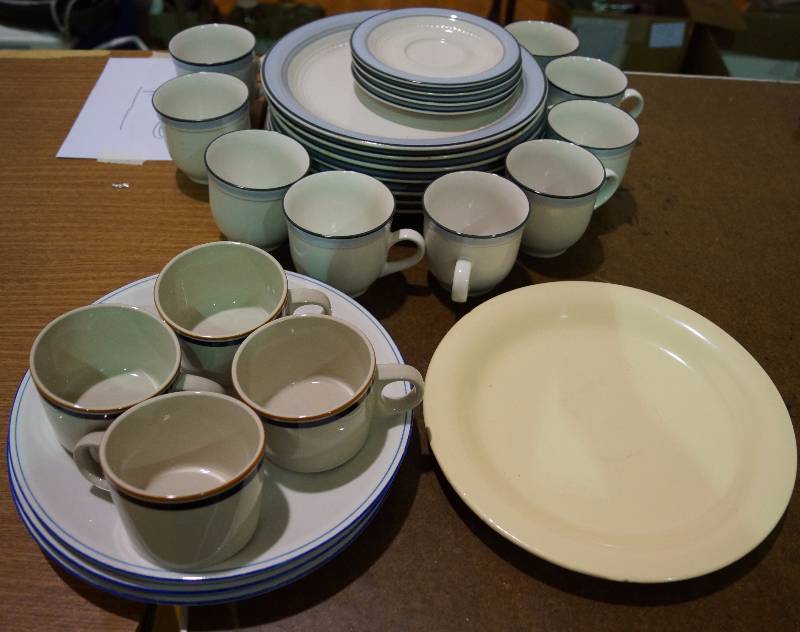 lot 5219 image: Nice Set of Dishes