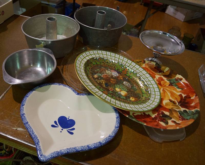 lot 5222 image: Baking Items and Serving Trays