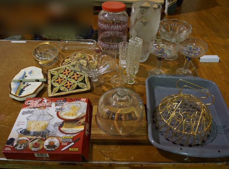 lot 5224 image: Chef Basket - Cheese Serving Tray - Adjustable Hot Plate and More