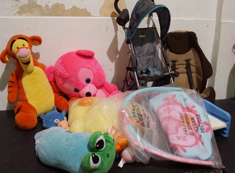 lot 5256 image: Car Seat - Stroller and Big Toys