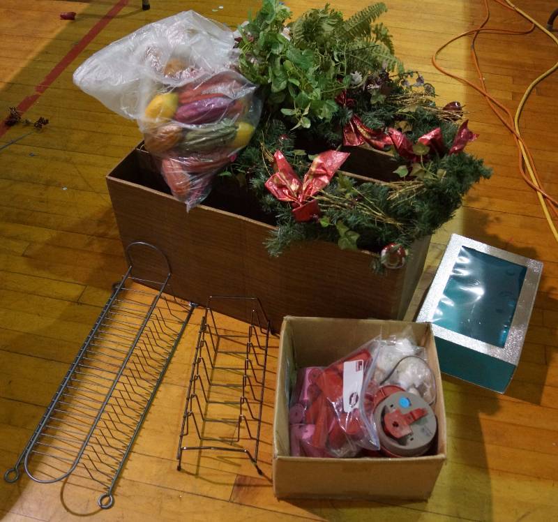 lot 5279 image: Seasonal Items - racks - Curlers