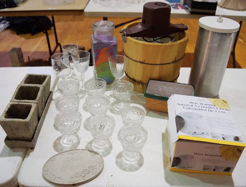 lot 5284 image: Ice Cream Churn - Planter - Wax Warmer - Glasses