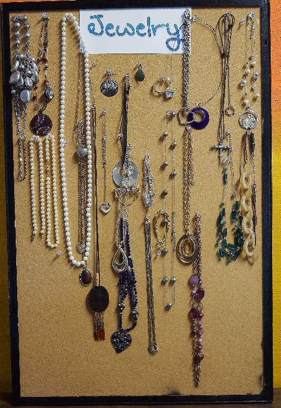 lot 2155 image: Lot of Nice JEWELRY - Everything You See - One Bid Gets Them All