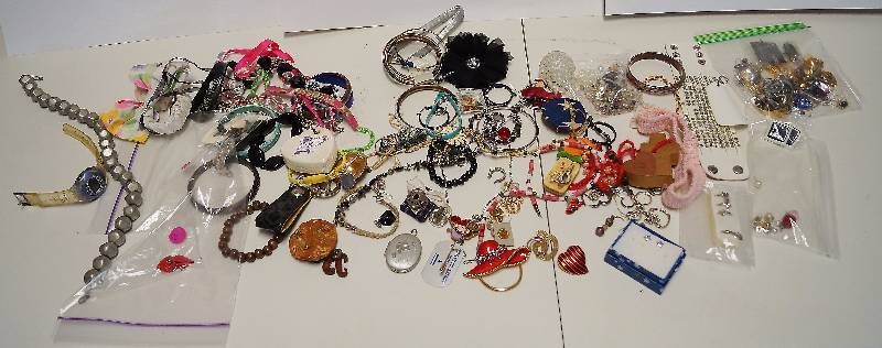 lot 2160 image: Lot #6 of Nice JEWELRY - Everything You See - One Bid Gets Them All