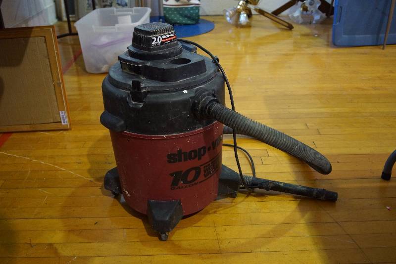 lot 9235 image: 2.0 SHOP-VAC Model#700 E - Powers on a vacuums