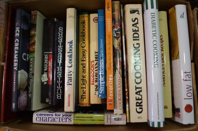 lot 2173 image: Lot of 2 Boxes of Cook Books - Recipe Books - Ideas for dinner Mmmmmm See photos for titles