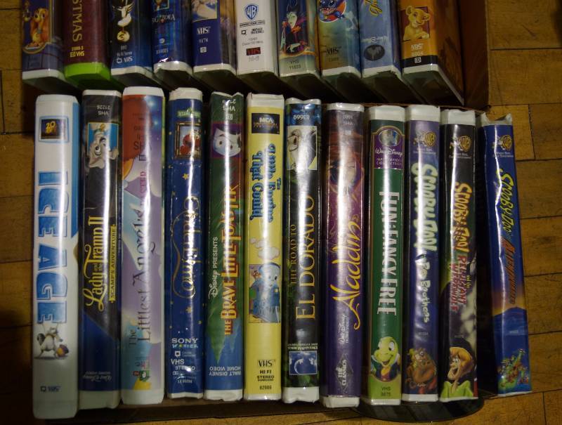 lot 2070 image: Lot of VHS Kids Movies - DISNEY, WB and more Hours of Fun - see photo for titles