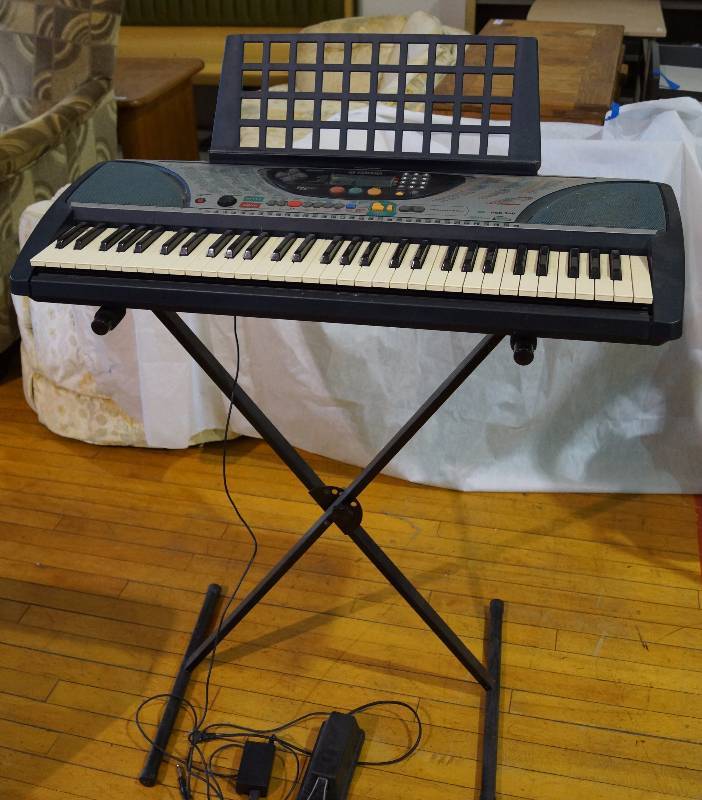 lot 9236 image: Portable Electronic Keyboard - Yamaha PSR-240 - 61 Keys Full Size - WORKS GREAT wPEDAL - Portatone