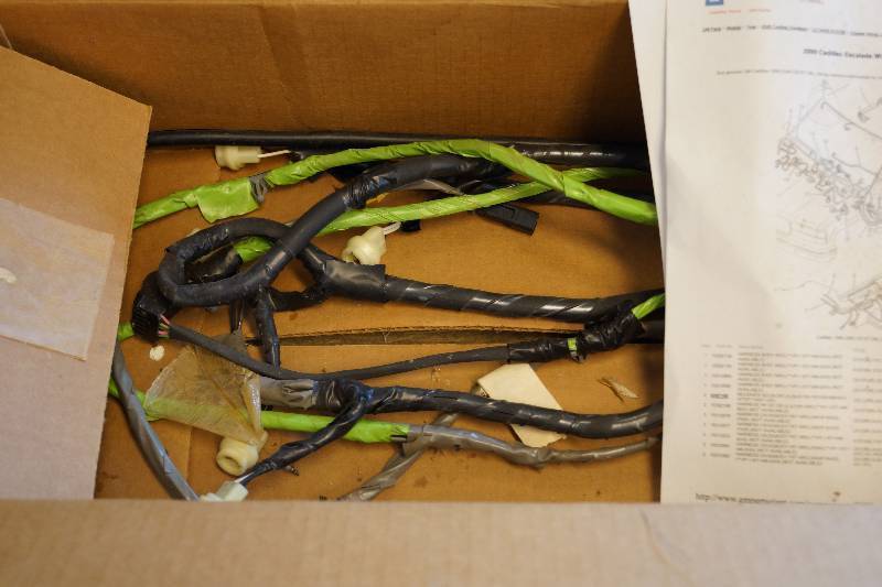 lot 1069 image: Box of wires and cords