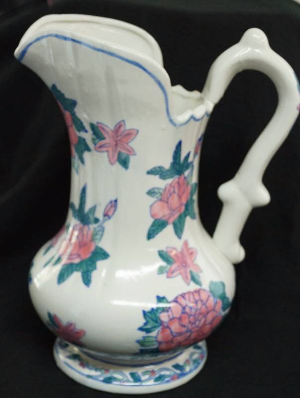 lot 9110 image: Decorative Porcelain Vase with Pink Flowers - Pretty