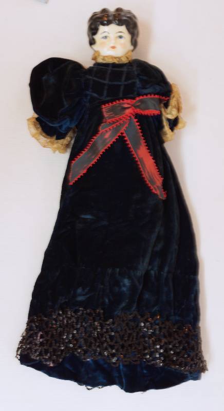 lot 9272 image: Vintage Porcelain Doll w period era clothing - Good Condition