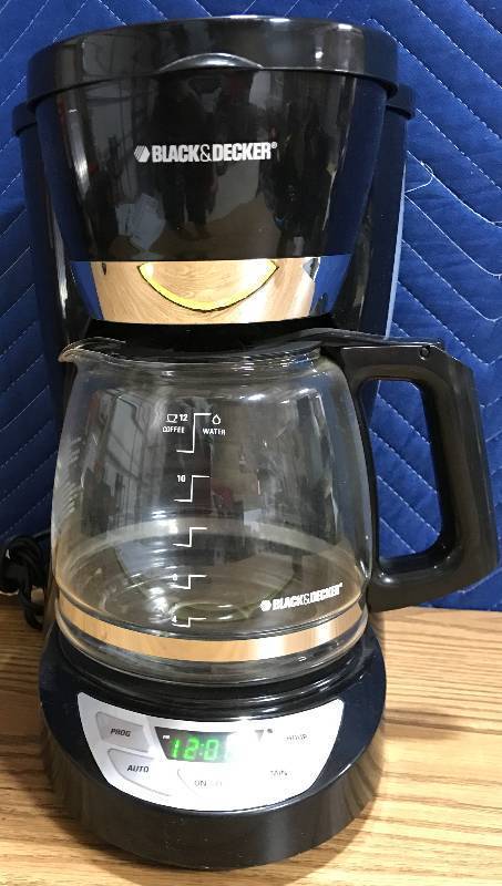 lot 3422 image: Black & Decker Automatic Coffee Maker (Like New)