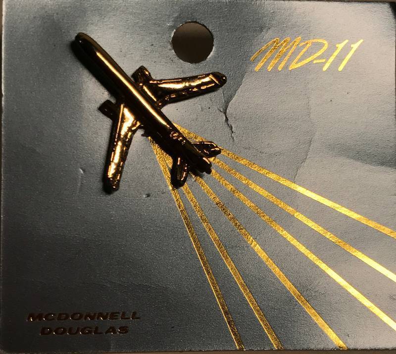 lot 3646 image: Airplane Pin - McDonnell Douglass MD-11 Collectible on card