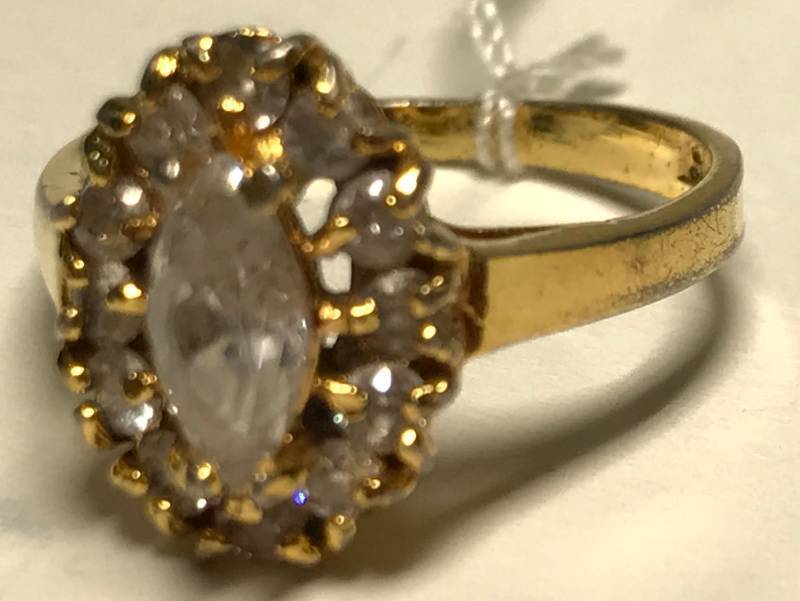 lot 3651 image: Pretty sterling silver ring with clear stones - stamped 925 - size 6.5