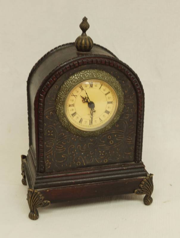lot 2059 image: Nostalgic Wooden Mantle Clock - Nice Battery operated movement