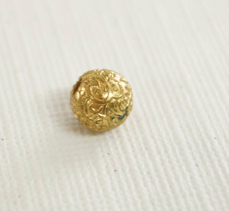 lot 8074 image: Really Unique Gold Colored Ornate Bead