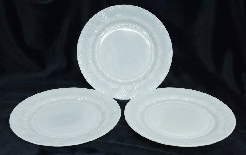 lot 8286 image: 3 White Dinner Plates - Milk Glass