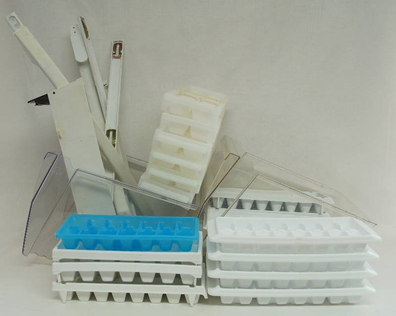 lot 9286 image: Ice Cube Trays and Refrigerator Parts - Extra Handles