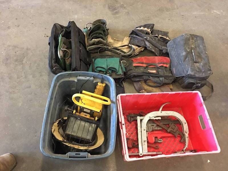 lot 70 image: LARGE LOT OF CONTRACTORS TOOLS, WRENCHES, TOOL BAGS AND MORE