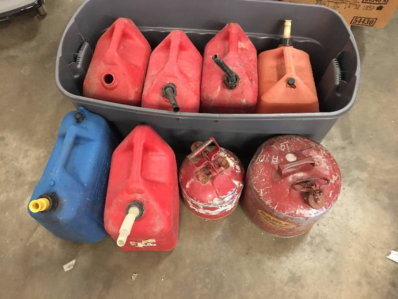 lot 141 image: Lot of gas cans