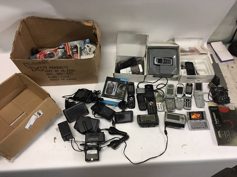 lot 120 image: Large lot of cell phones - Good for gold scrap