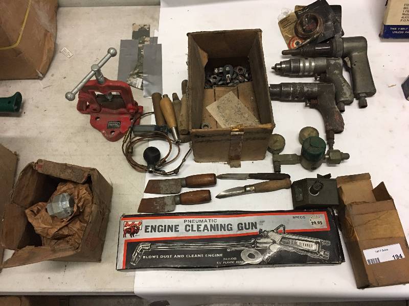 lot 194 image: VINTAGE PNEUMATIC TOOLS RIVETER DRILLS ENGINE DEGREASER GUN AND MUCH MORE