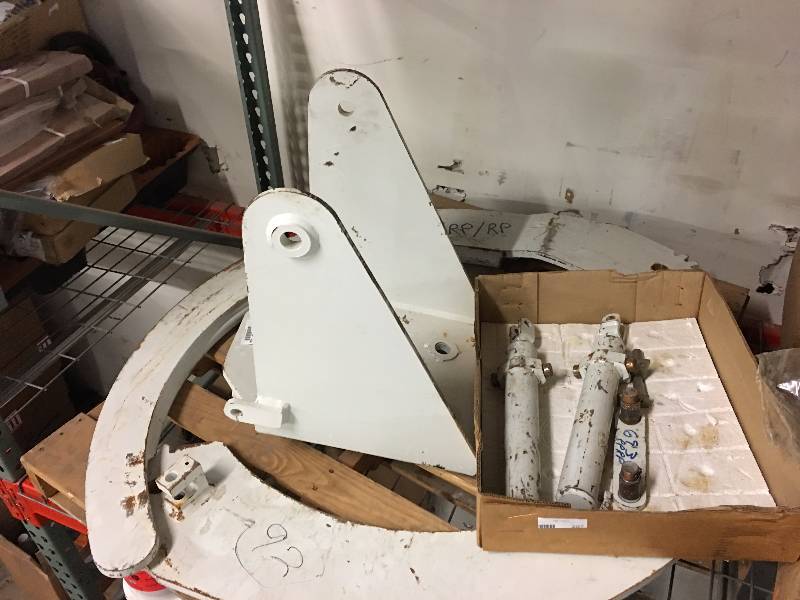 lot 207 image: Large pole grapple