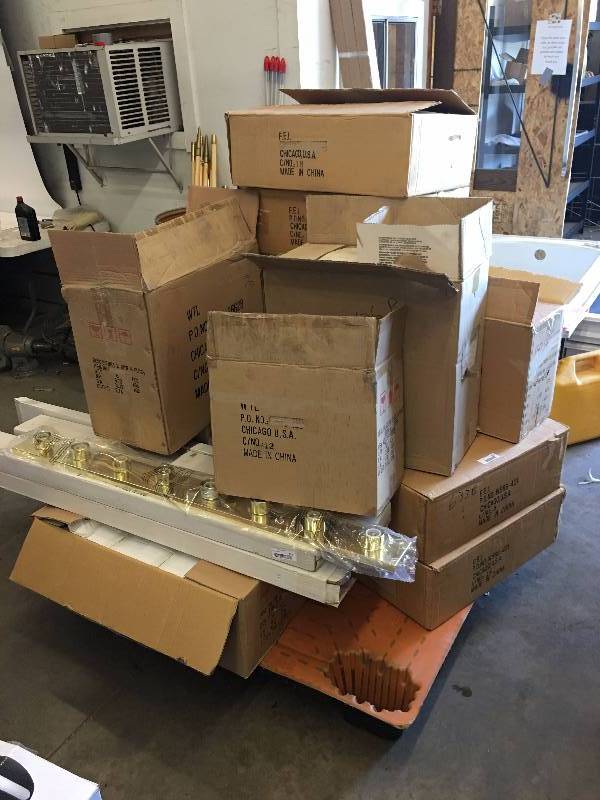 lot 9094 image: PALLET OF RESIDENTIAL OR COMMERCIAL LIGHTING