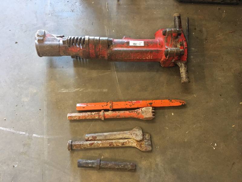 lot 9095 image: 90LB COMMERCIAL SIZE PNEUMATIC HAMMER  BITS INCLUDED
