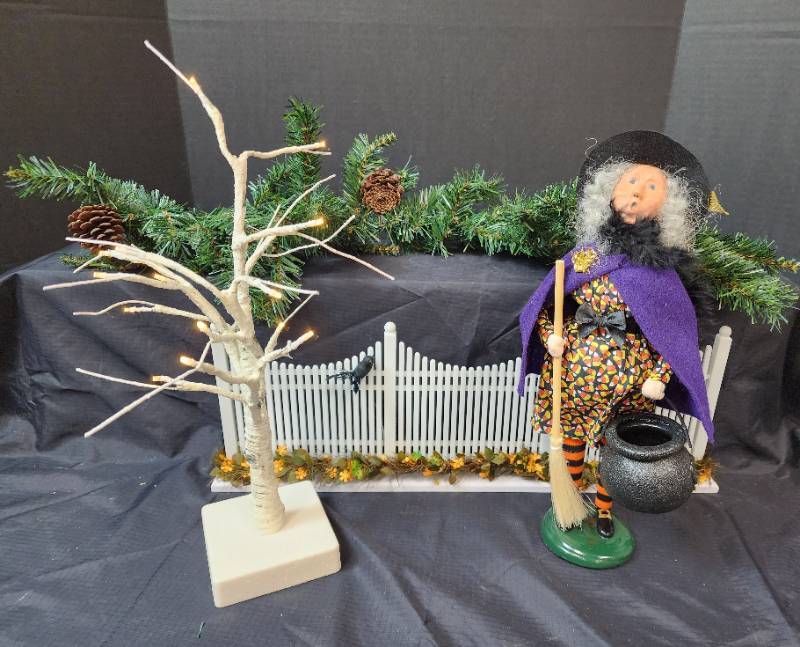 Moundridge Ks Estate Auction Holiday Decor, Byers Choice Carolers