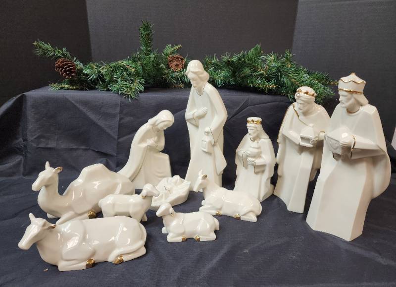 Vintage Mikasa Porcelain Nativity ( Gold selling & White