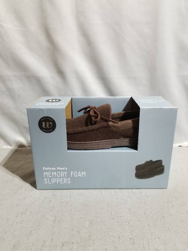 lot 390016 image: WAYLAND SQUARE DELUXE MENS MEMORY FOAM SLIPPERS SIZE SMALL COLORS MAY VARY