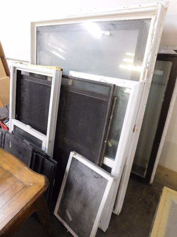 lot 184 image: Lot of Windows and Screens