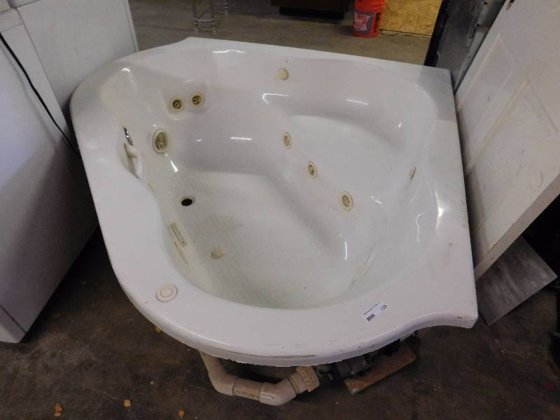 lot 139 image: American Standard Jacuzzi Bathtub