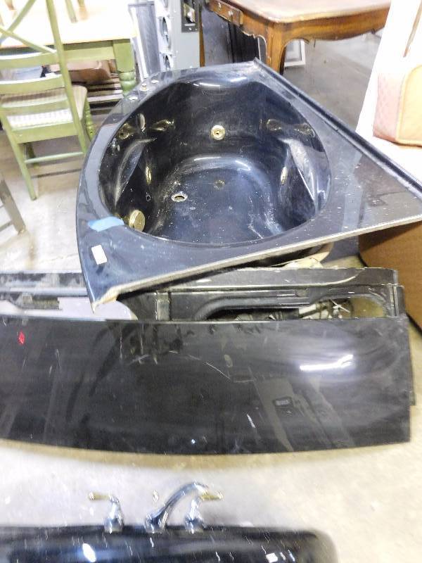 lot 159 image: Kohler Jacuzzi Bathtub