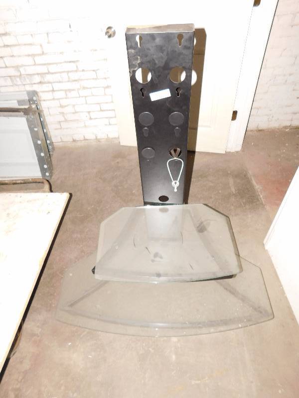 lot 196 image: Entertainment Center
